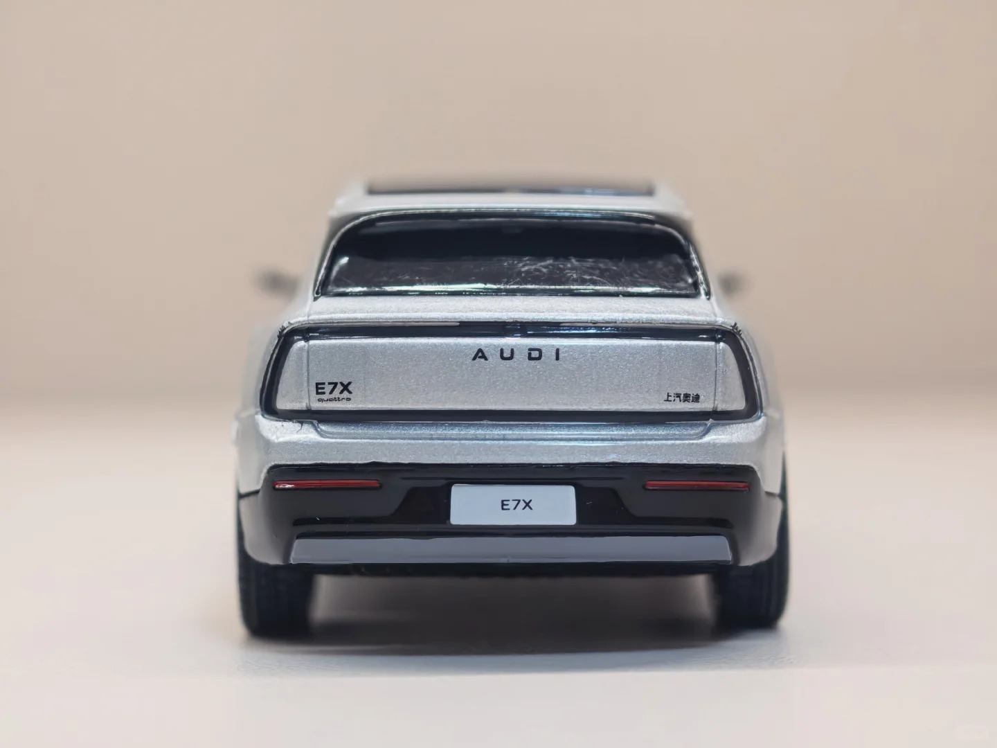 1:64 奥迪E7X开箱｜原厂车模表现如何？ · 图片 4