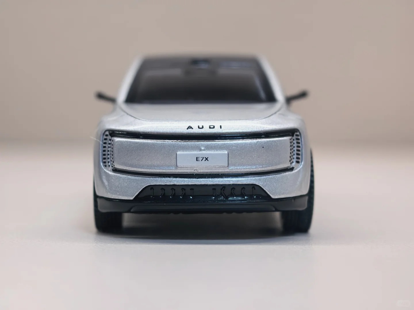 1:64 奥迪E7X开箱｜原厂车模表现如何？ · 图片 2