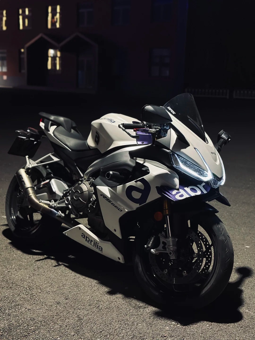 当白色车身融进夜色，Aprilia RS660 的线条反而更有存在感 · 图片 6