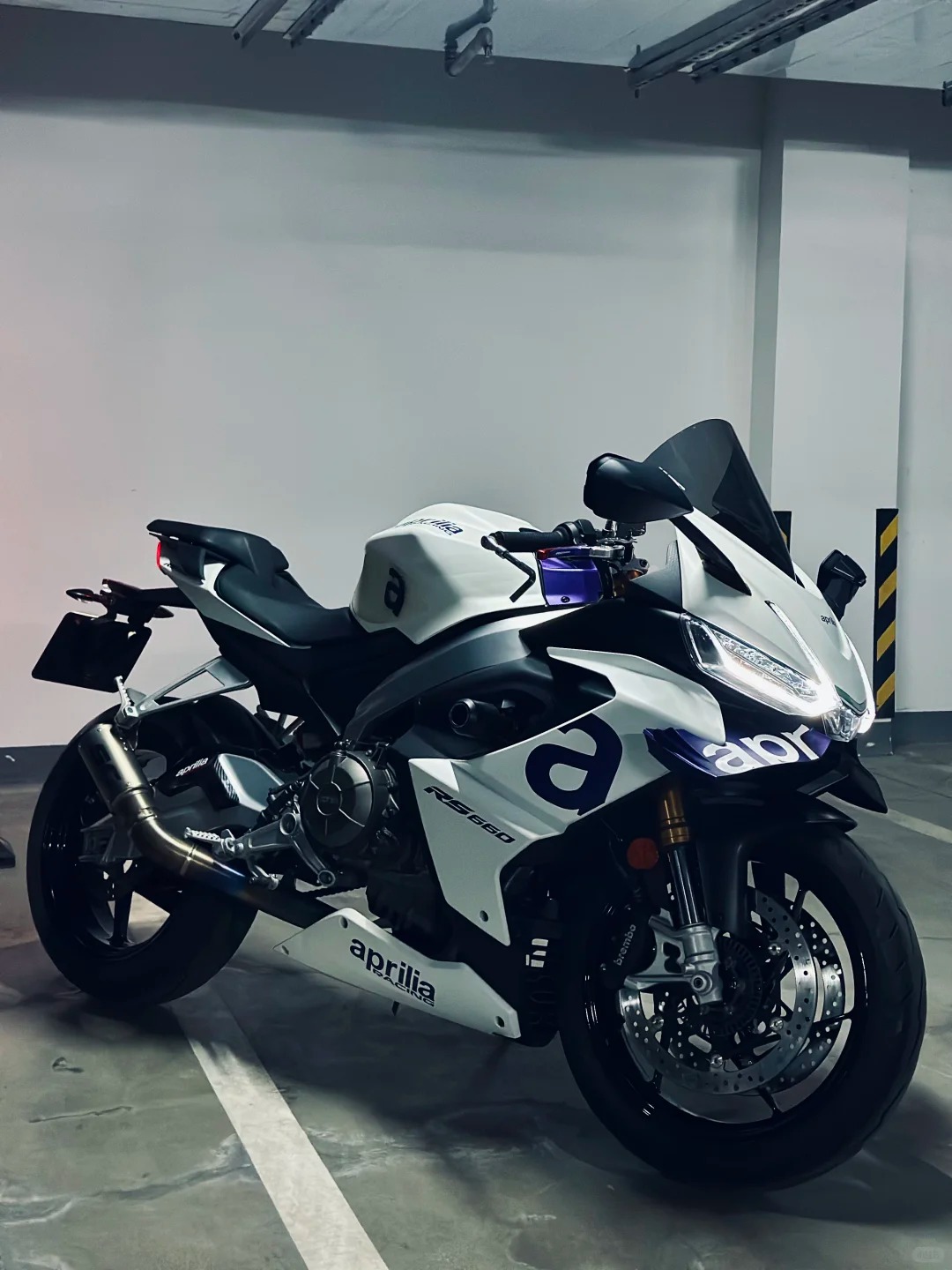 当白色车身融进夜色，Aprilia RS660 的线条反而更有存在感 · 图片 5