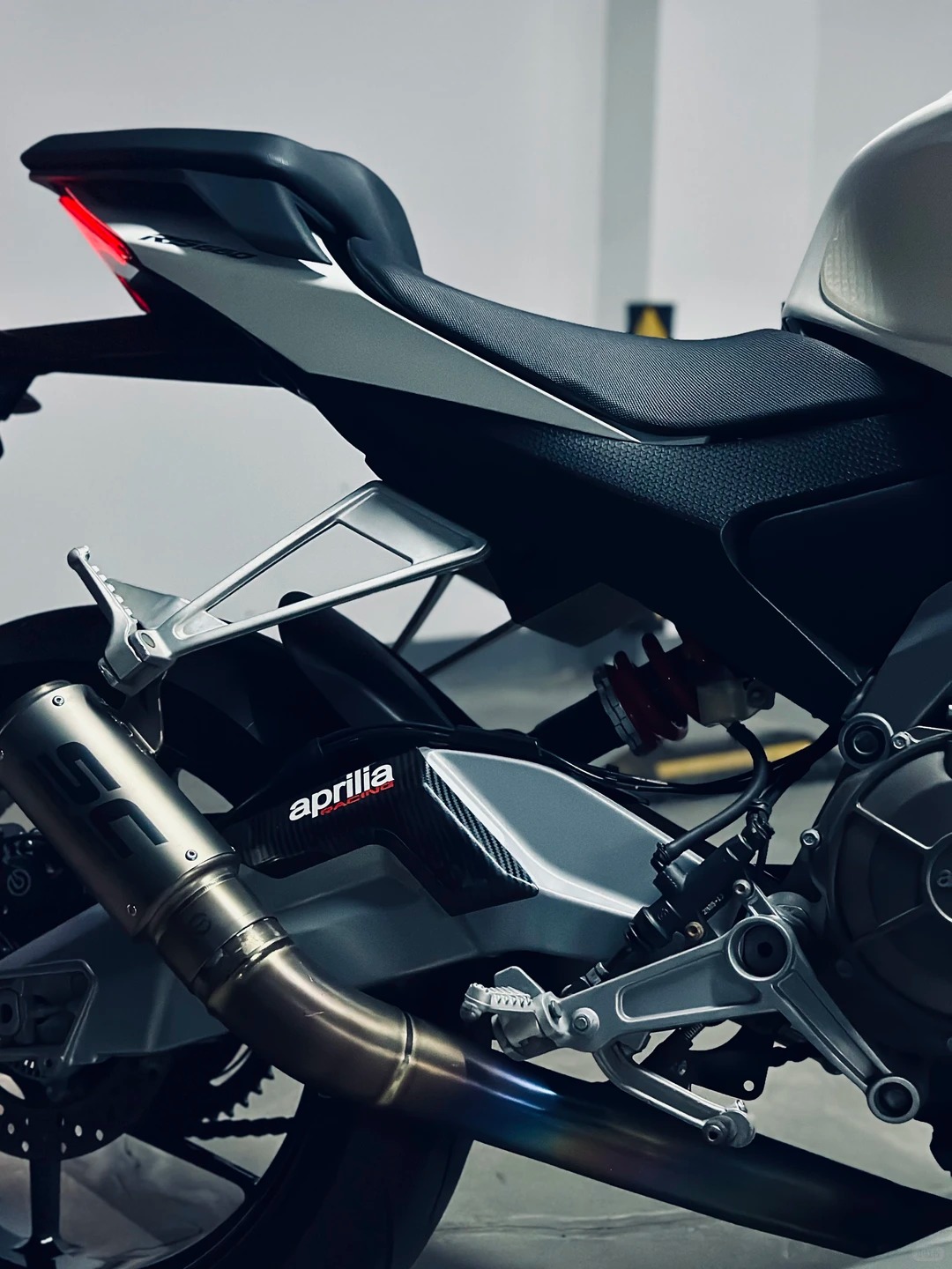 当白色车身融进夜色，Aprilia RS660 的线条反而更有存在感 · 图片 2