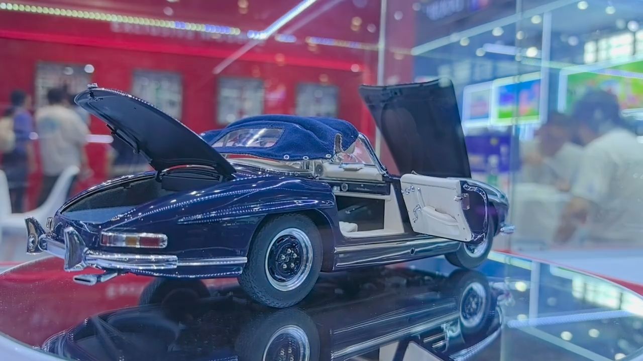 另一个角度|展会上的午夜蓝 Mercedes-Benz 300 SL 💙