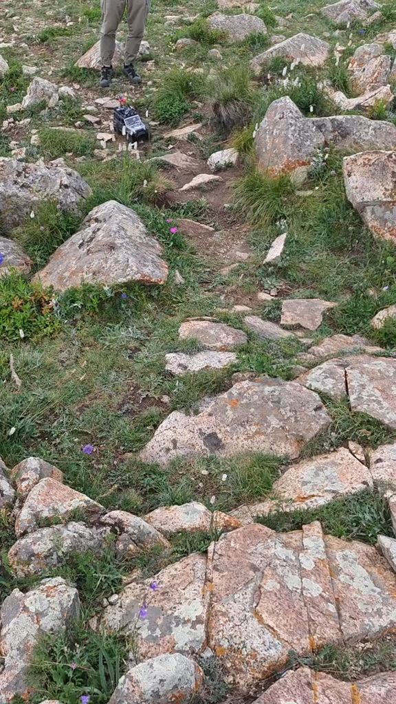 MN128 上碎石陡坡，最难的不是踩油门