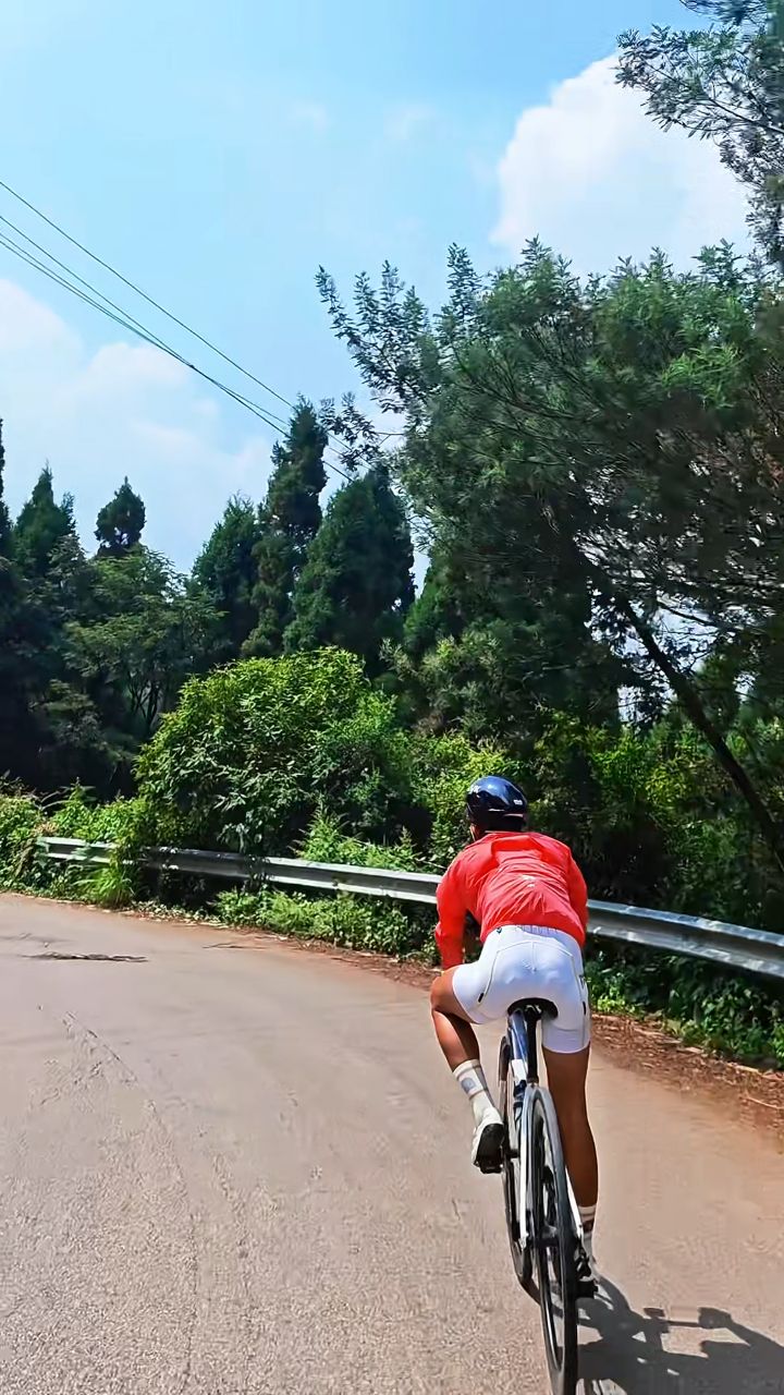 🚴 下坡弯道脚怎么放？
