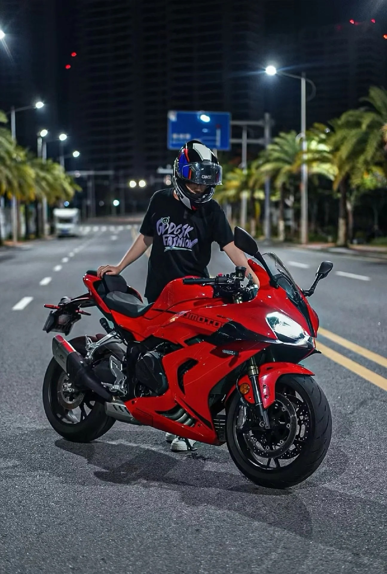 红色仿赛的夜行模式，已经进入性能界面 · 图片 2