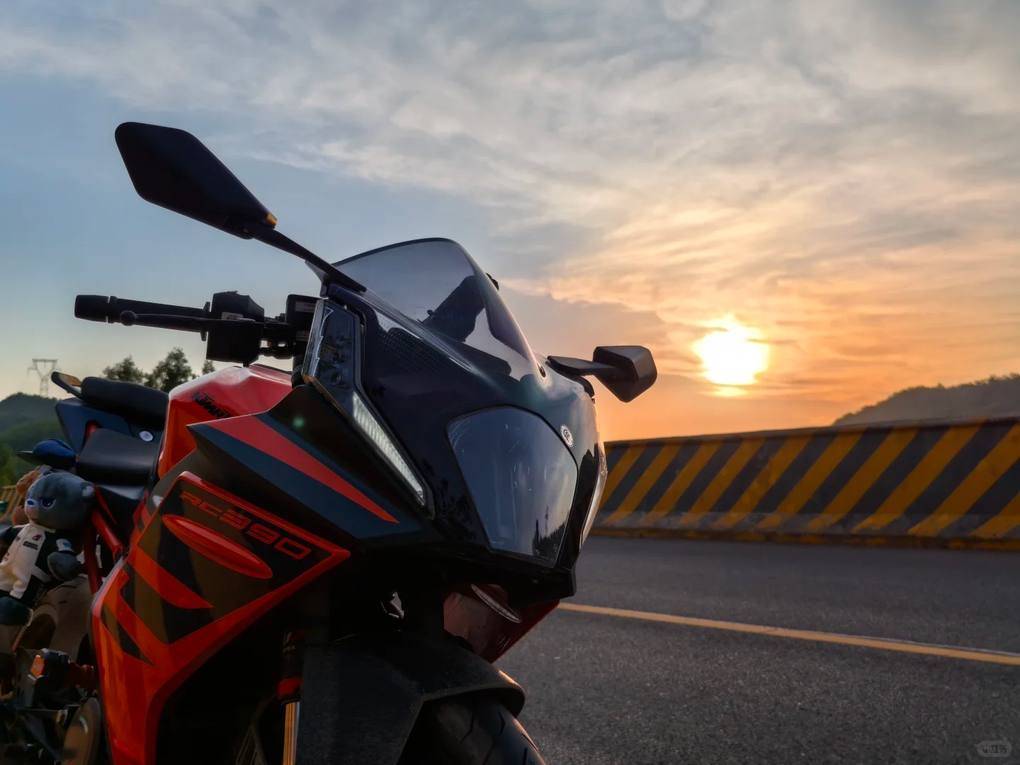当日出连接山路，我的赛博骑行模式已启动🌅🏍️