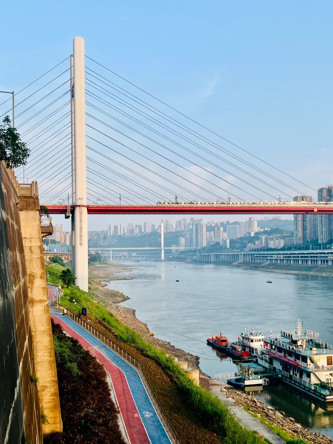 重庆北滨路｜藏在桥下的彩虹骑行道🌈 · 图片 4