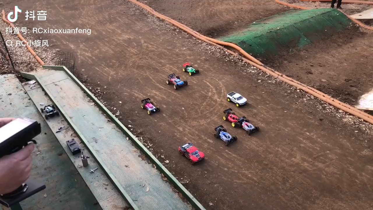 🏎️ RC越野赛道实战｜油门踩到底，飞坡的瞬间才知道什么叫速度与激情！