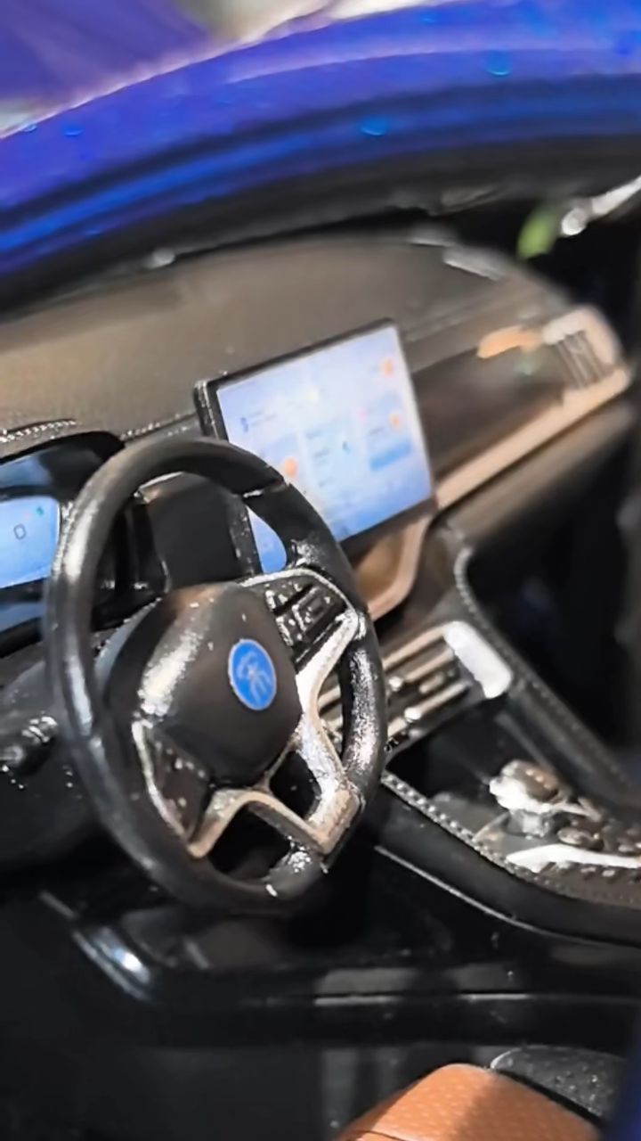 🚗今天开箱一台 **1:18 比亚迪宋PLUS DM-i 合金车模**！